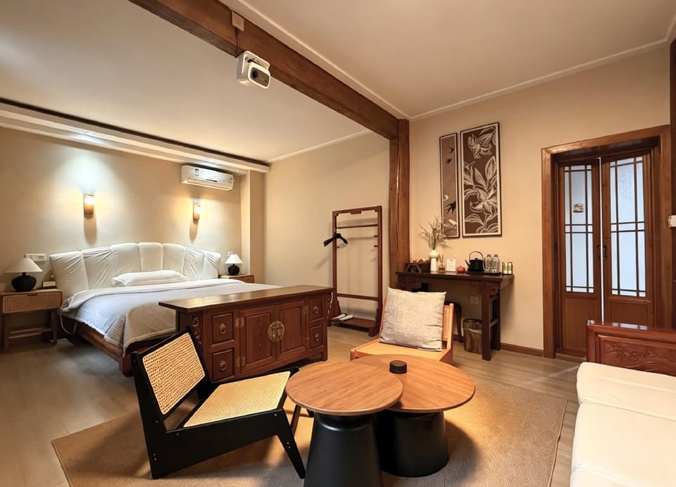 Bed, Living room, Photo of the whole room, Seating area, Dining area, Bedroom