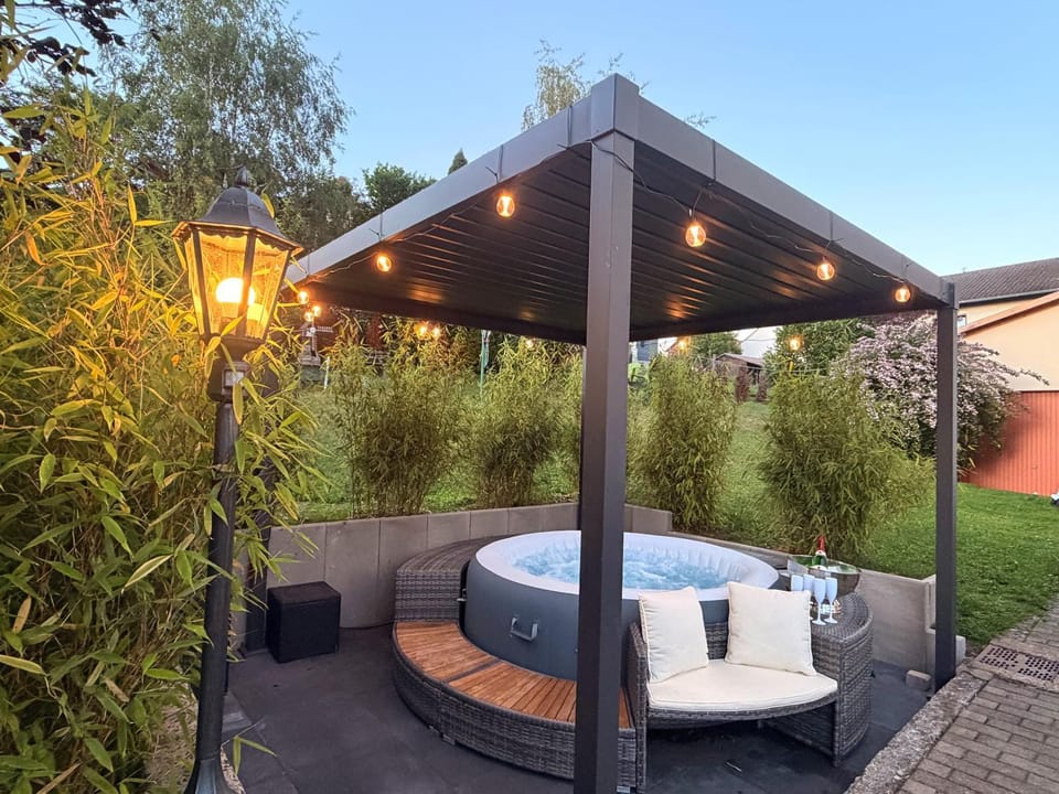 Patio, Day, Natural landscape, Garden, Hot Tub, Garden view