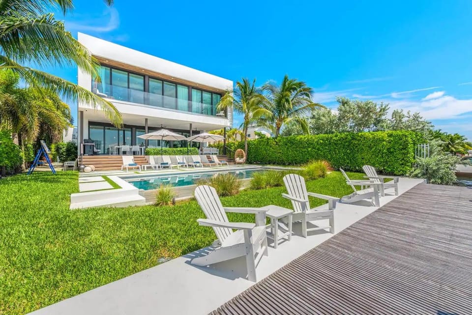 Beach View 5 Bedroom Townhome, Entire Home House in North Bay Village
