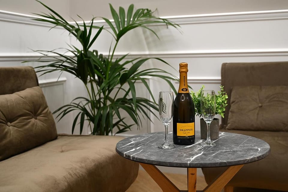 Living room, Seating area, Drinks, Alcoholic drinks