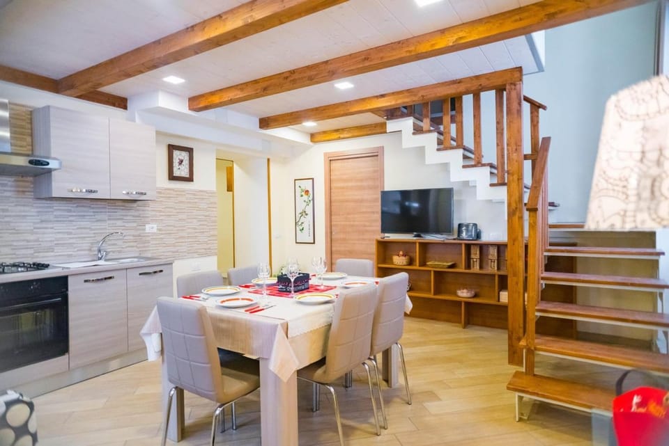 Communal lounge/ TV room, Kitchen or kitchenette, Living room, Seating area, Dining area, Evening entertainment, pet friendly, stove