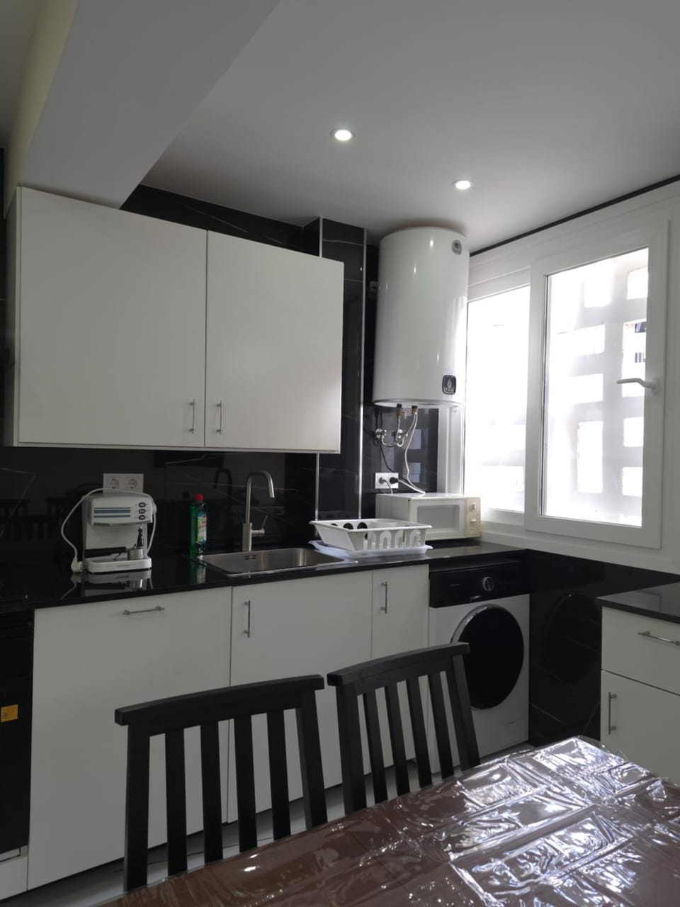 Kitchen or kitchenette, Dining area