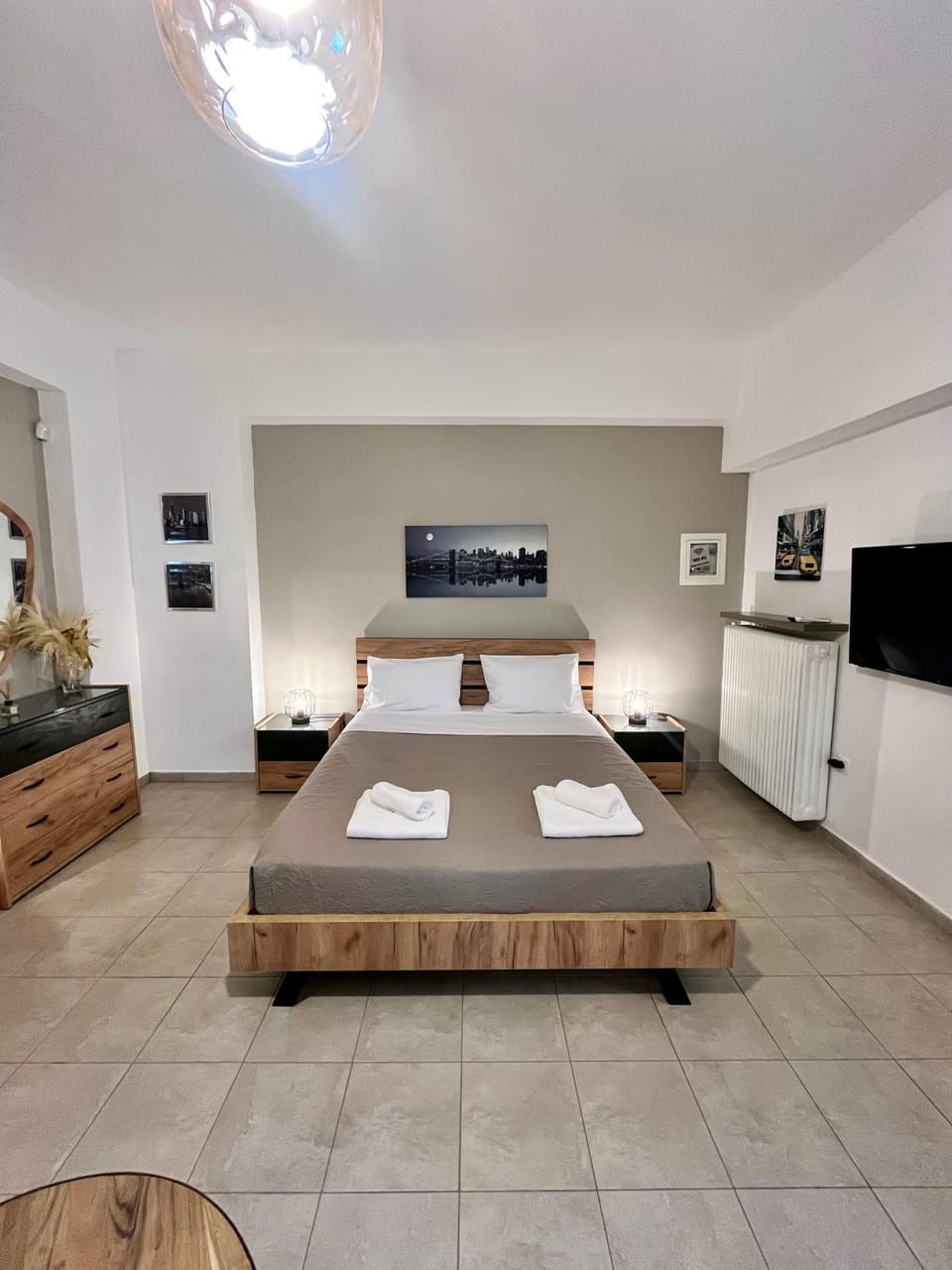 Bed, TV and multimedia, Photo of the whole room