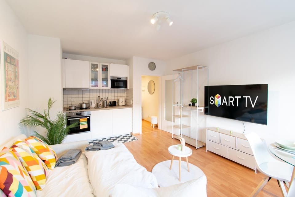 TV and multimedia, Kitchen or kitchenette, Living room, Seating area, Dining area, oven, stove