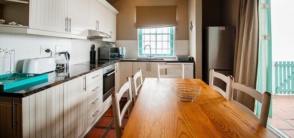 Coffee/tea facilities, Kitchen or kitchenette, Dining area, dishwasher, oven, stove, toaster