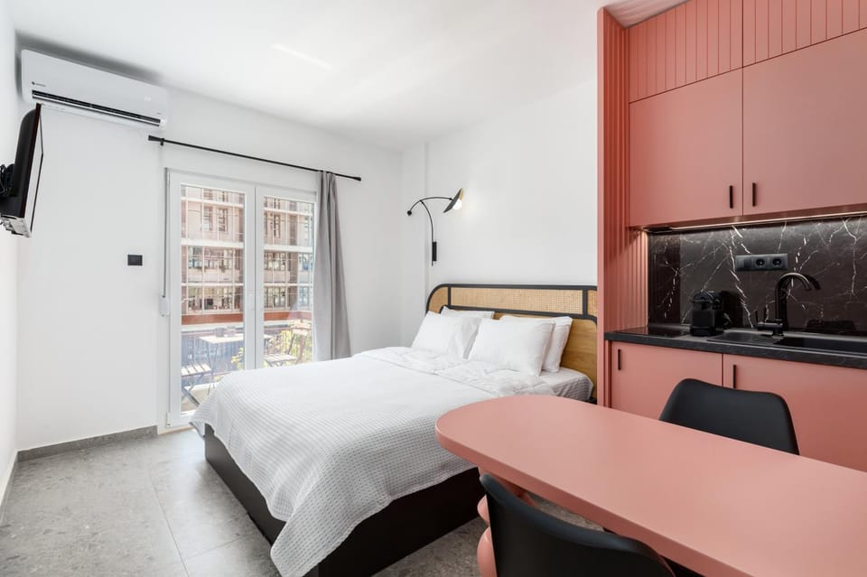 Bed, TV and multimedia, Photo of the whole room, air conditioner