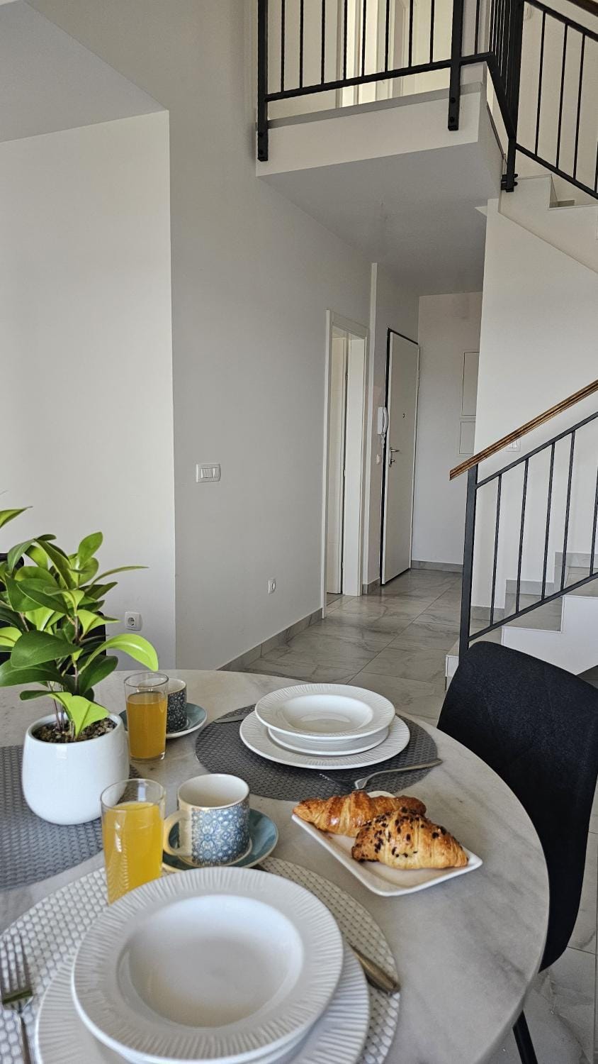 Food and drinks, Seating area, Dining area, Food