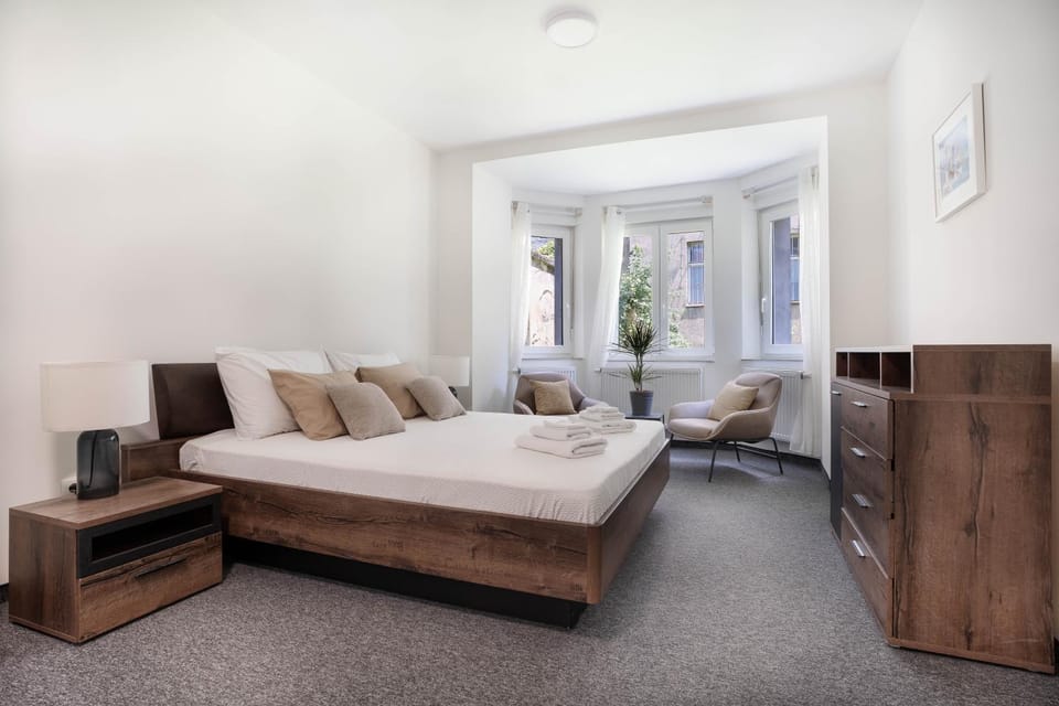 Bed, Seating area, Bedroom