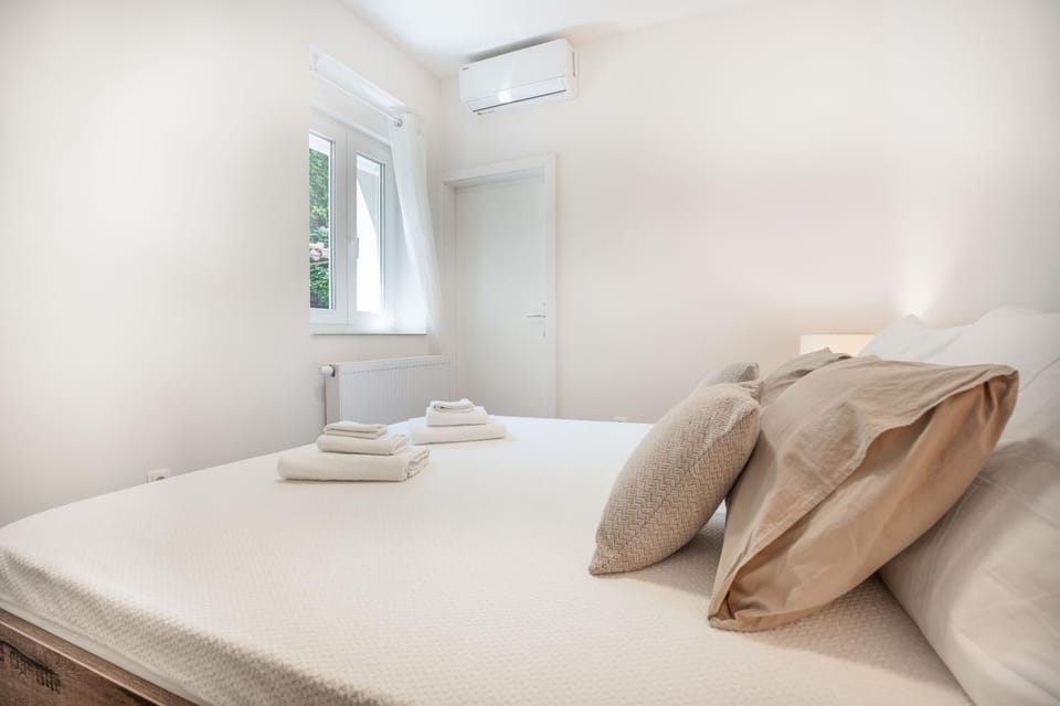 Bed, Bedroom, towels, air conditioner