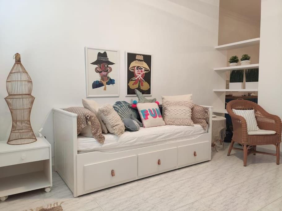 Bed, Living room