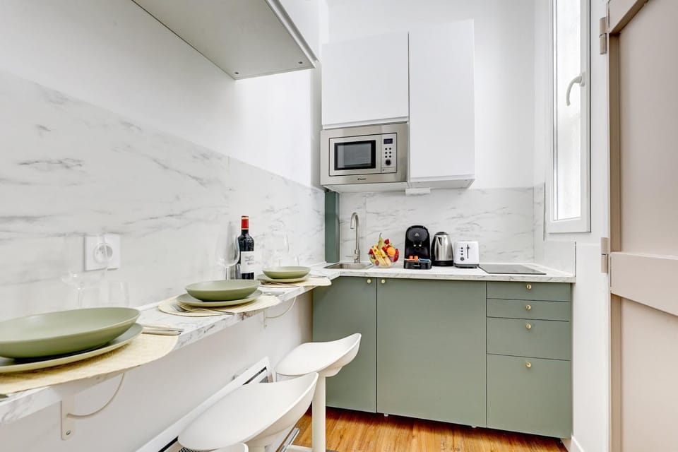 Kitchen or kitchenette, Dining area