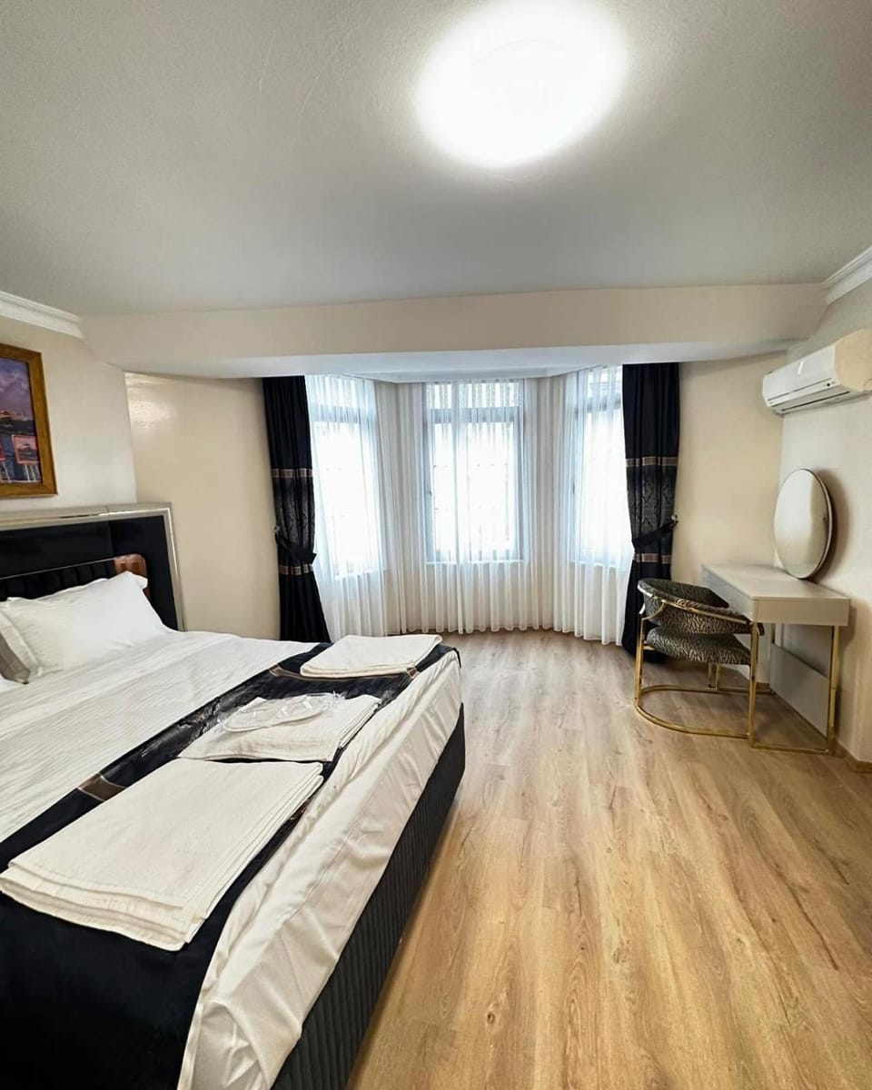 Bed, Photo of the whole room, Seating area
