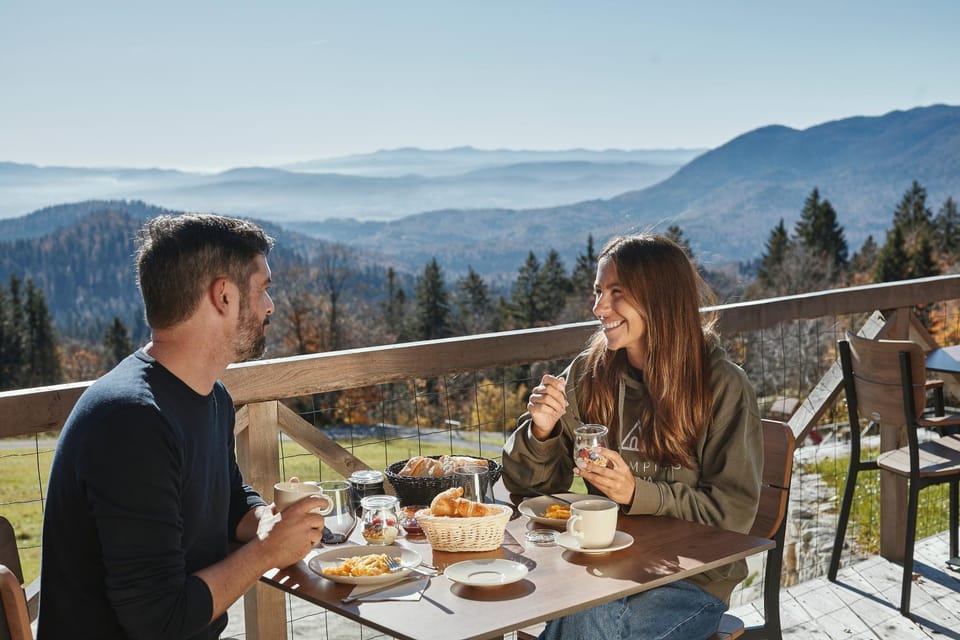 Restaurant/places to eat, Day, People, Natural landscape, View (from property/room), Balcony/Terrace, Food and drinks, Banquet/Function facilities, Dining area, Food, Guests, Lake view, Mountain view, Breakfast, Continental breakfast, Dinner, Drinks