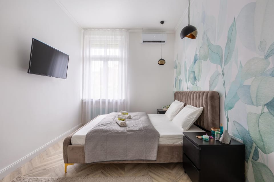 Bed, TV and multimedia, Bedroom, towels, air conditioner