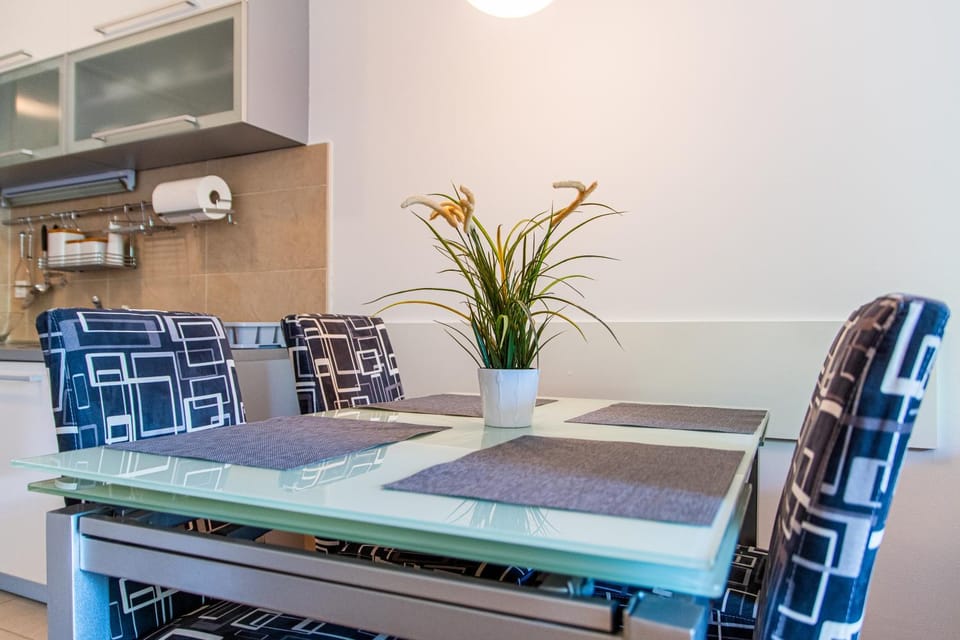Kitchen or kitchenette, Seating area, Dining area