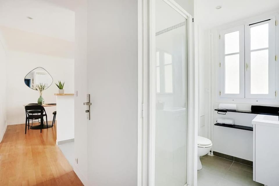 Lumineux 2 pièces Batignolles Apartment in Paris
