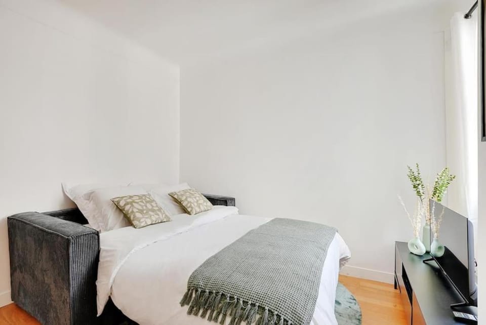 Lumineux 2 pièces Batignolles Apartment in Paris