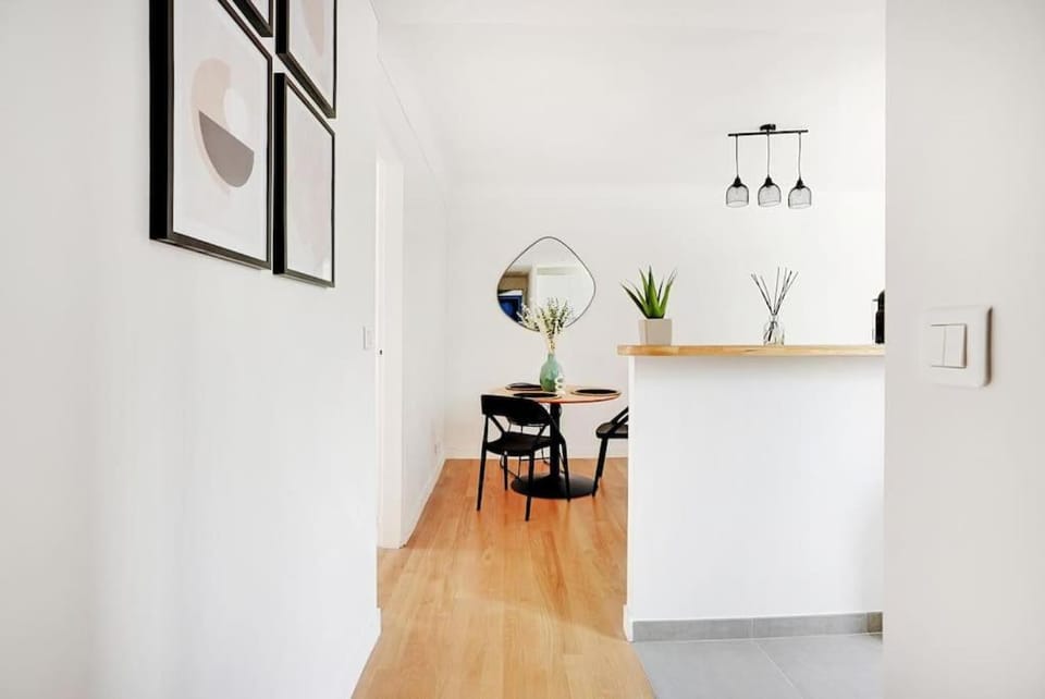 Lumineux 2 pièces Batignolles Apartment in Paris