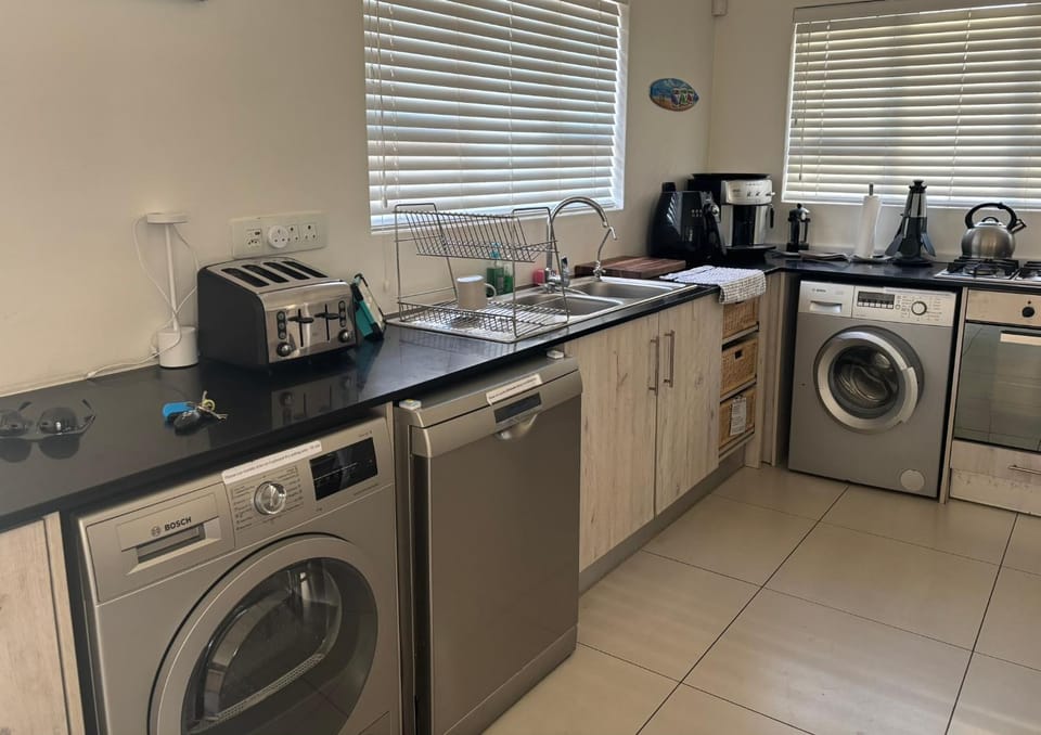 Coffee/tea facilities, Kitchen or kitchenette, dishwasher, washing machine, dryer