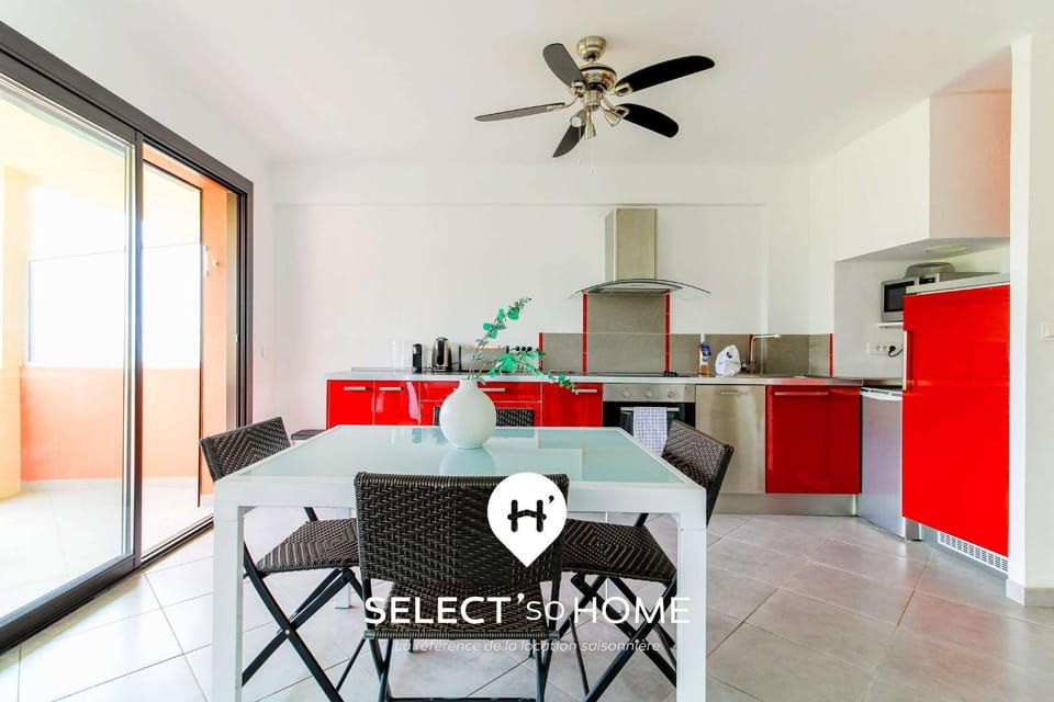 Kitchen or kitchenette, Living room, Seating area, Dining area, stove