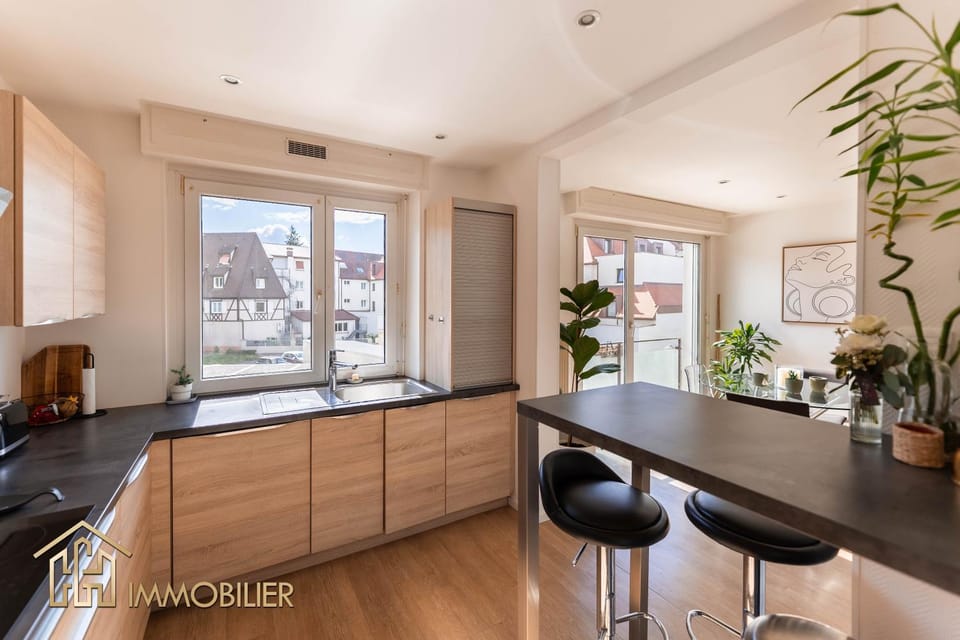 Kitchen or kitchenette, Dining area