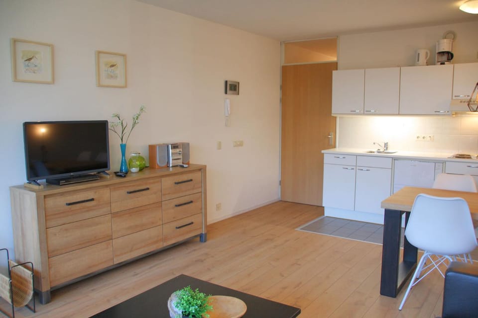 TV and multimedia, Kitchen or kitchenette, Living room, Seating area, Dining area