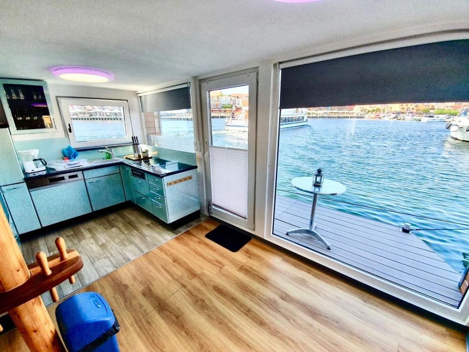 Natural landscape, View (from property/room), Balcony/Terrace, Kitchen or kitchenette, Lake view