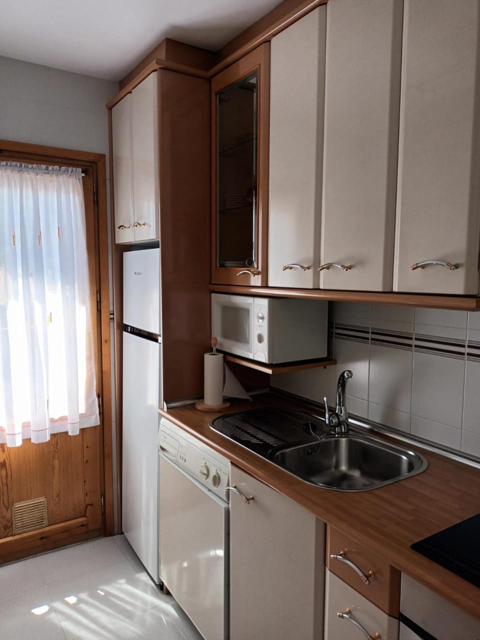 Kitchen or kitchenette, microwave, washing machine