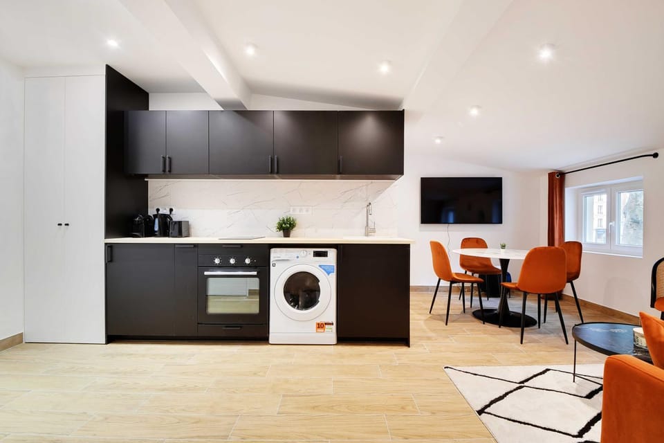 Kitchen or kitchenette, dishwasher