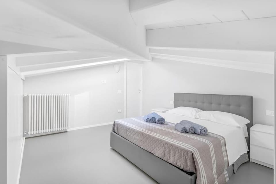 Bed, Photo of the whole room, Bedroom, internet, towels