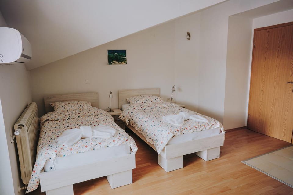 Bed, air conditioner