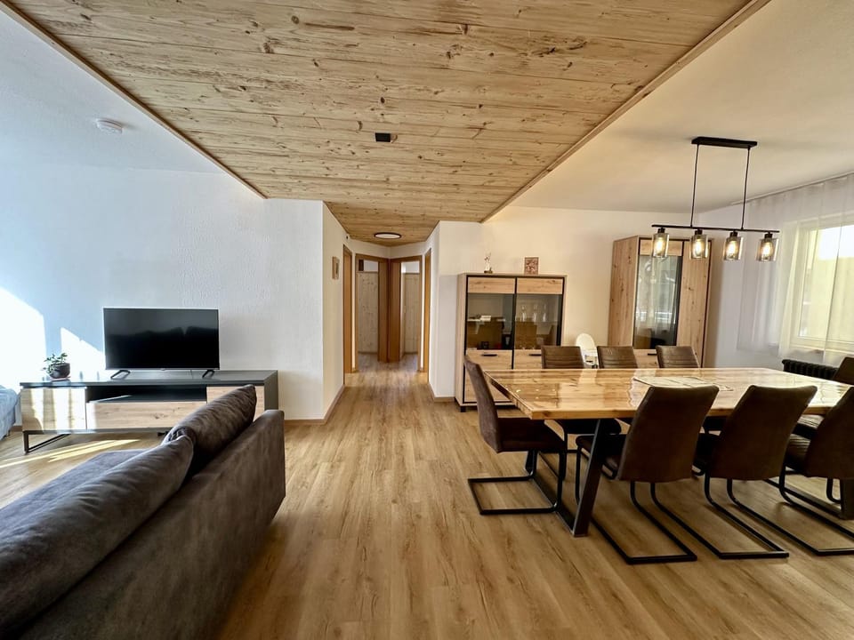 Seating area, Dining area