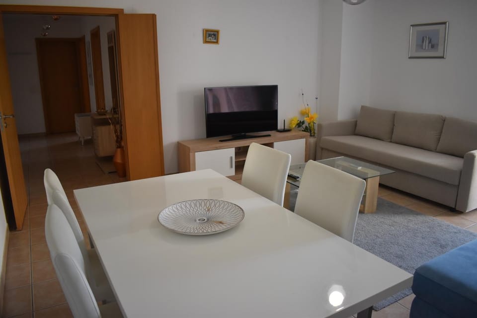 Communal lounge/ TV room, TV and multimedia, Living room, Seating area, Dining area