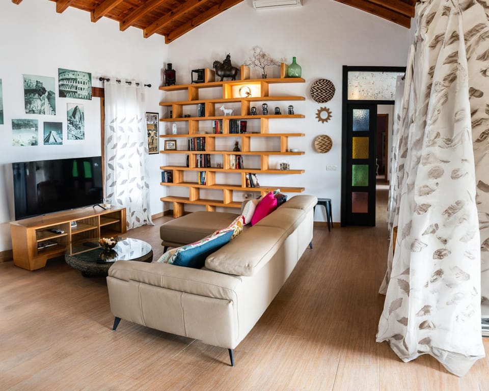 Communal lounge/ TV room, Library, TV and multimedia, Living room
