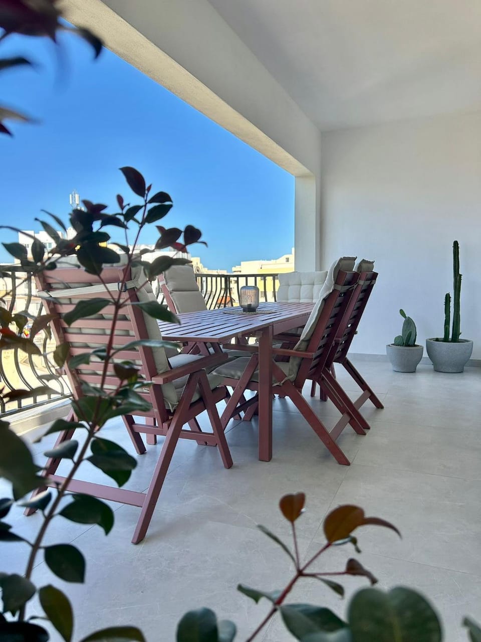 Contemporary style terraced apt in SPB by Homely Apartment in Saint Paul's Bay