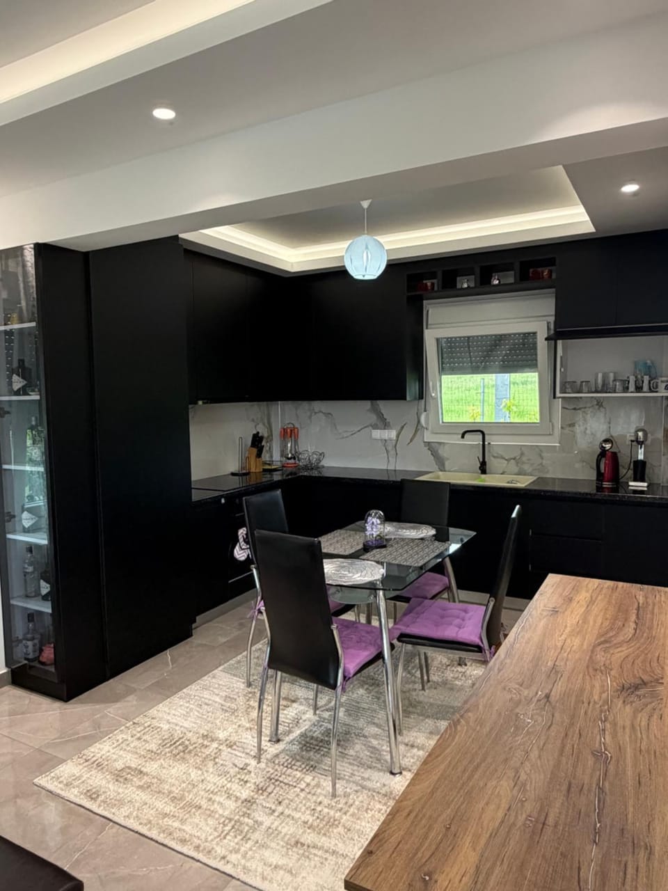 Kitchen or kitchenette, Dining area