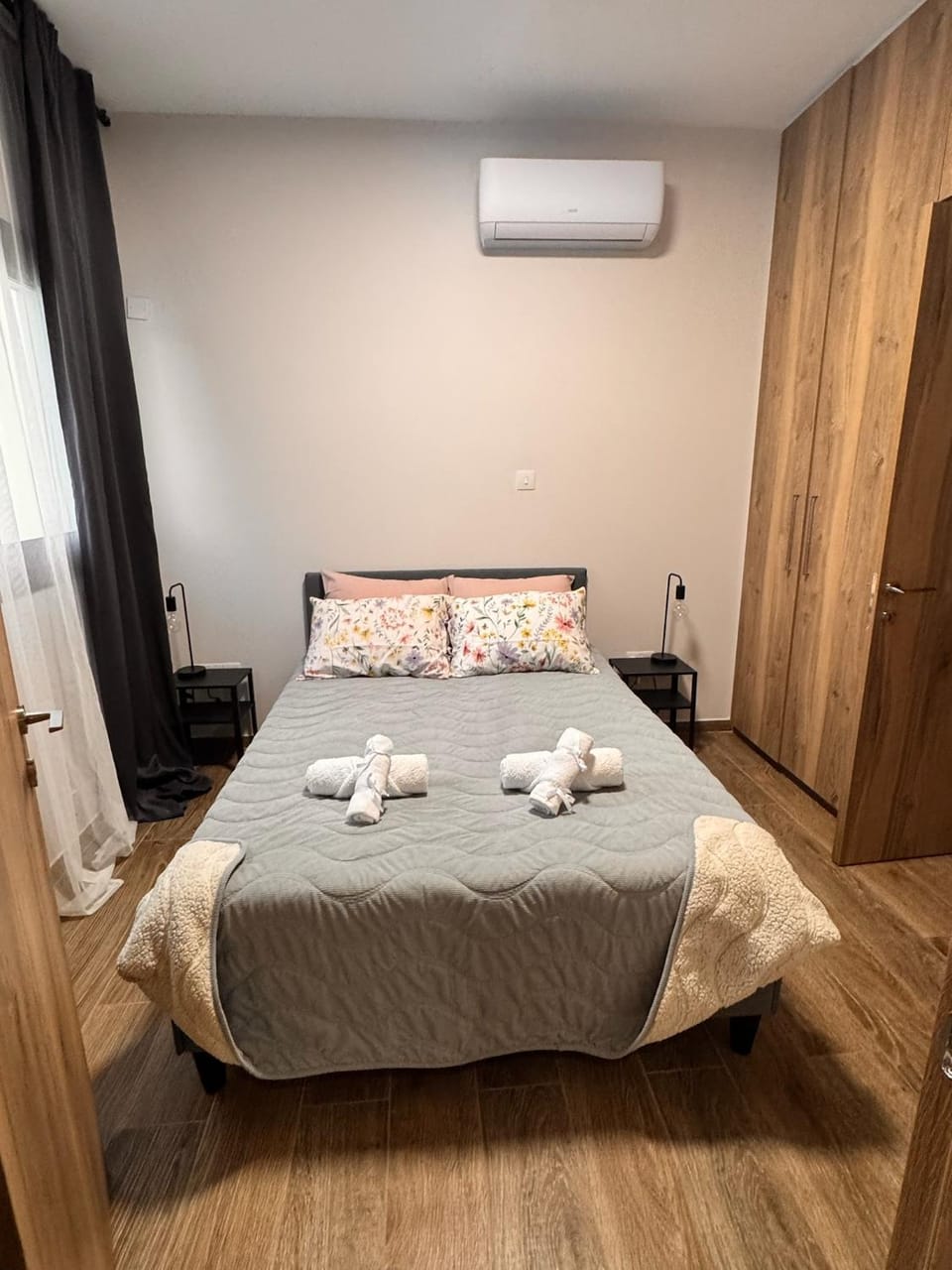 Bedroom, wardrobe, air conditioner