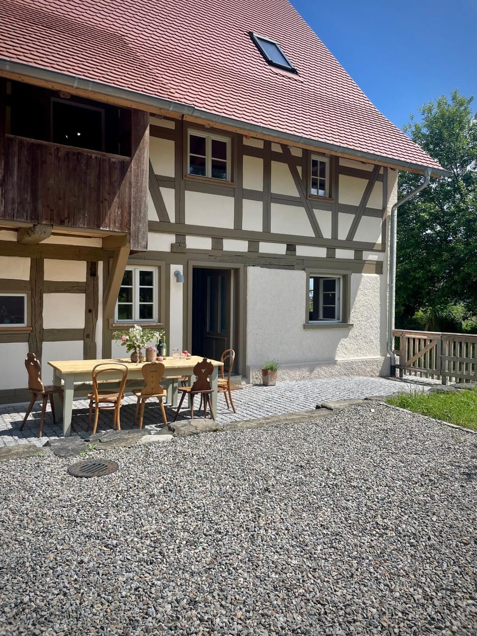 Property building, Patio, Day, Balcony/Terrace, Dining area