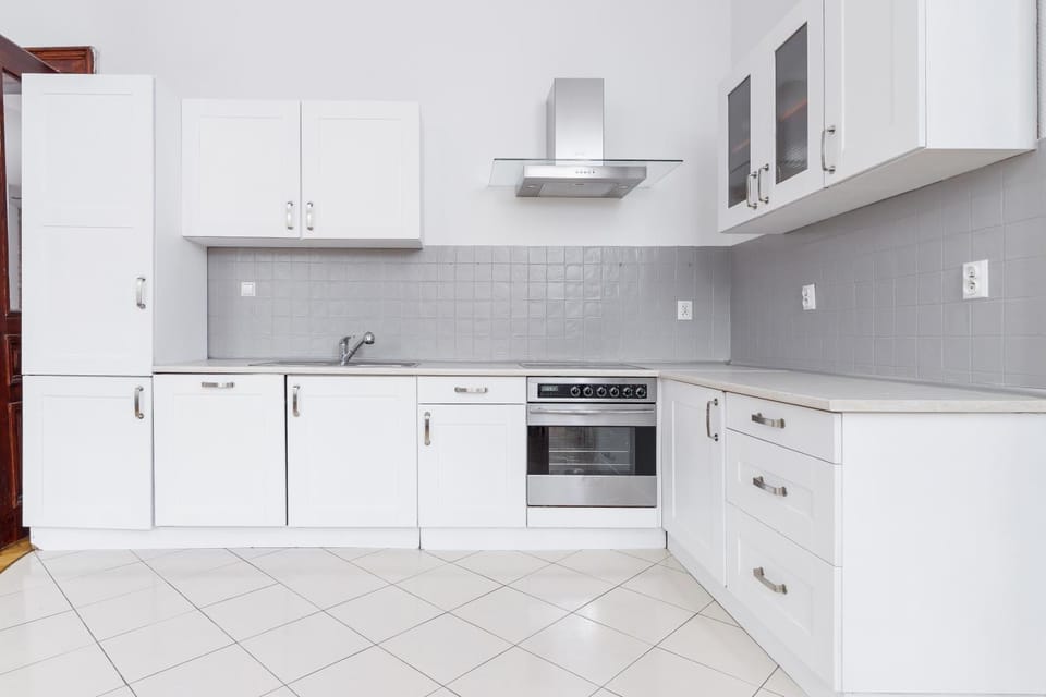 Kitchen or kitchenette, dishwasher, stove