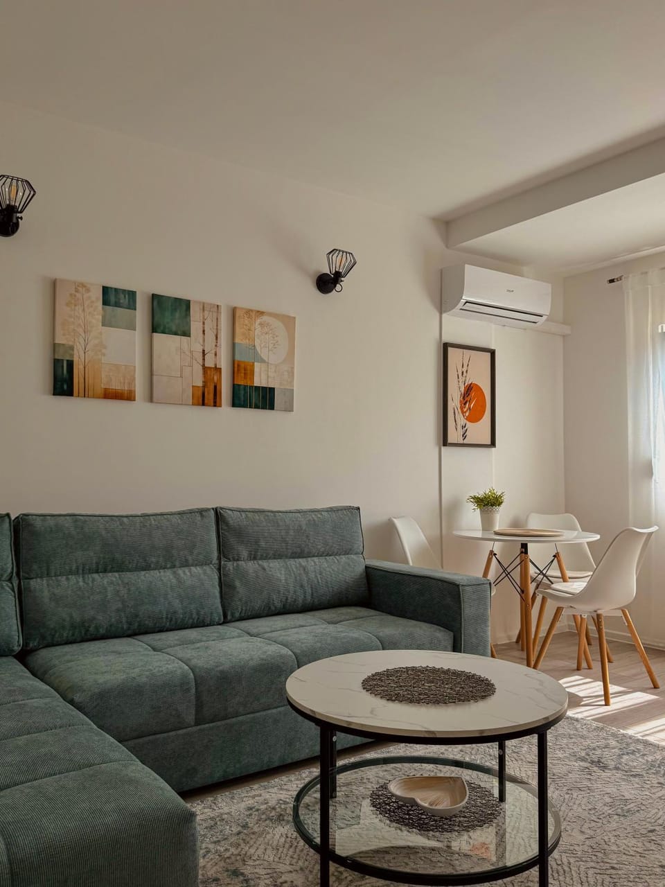 Property building, TV and multimedia, Dining area
