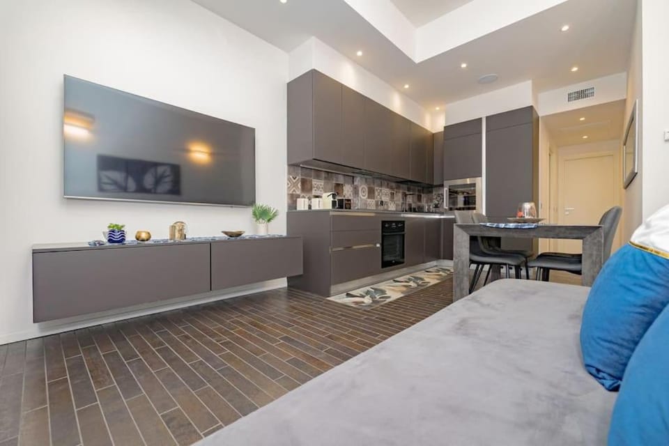 TV and multimedia, Kitchen or kitchenette, Living room, Seating area, Dining area, minibar, oven, air conditioner