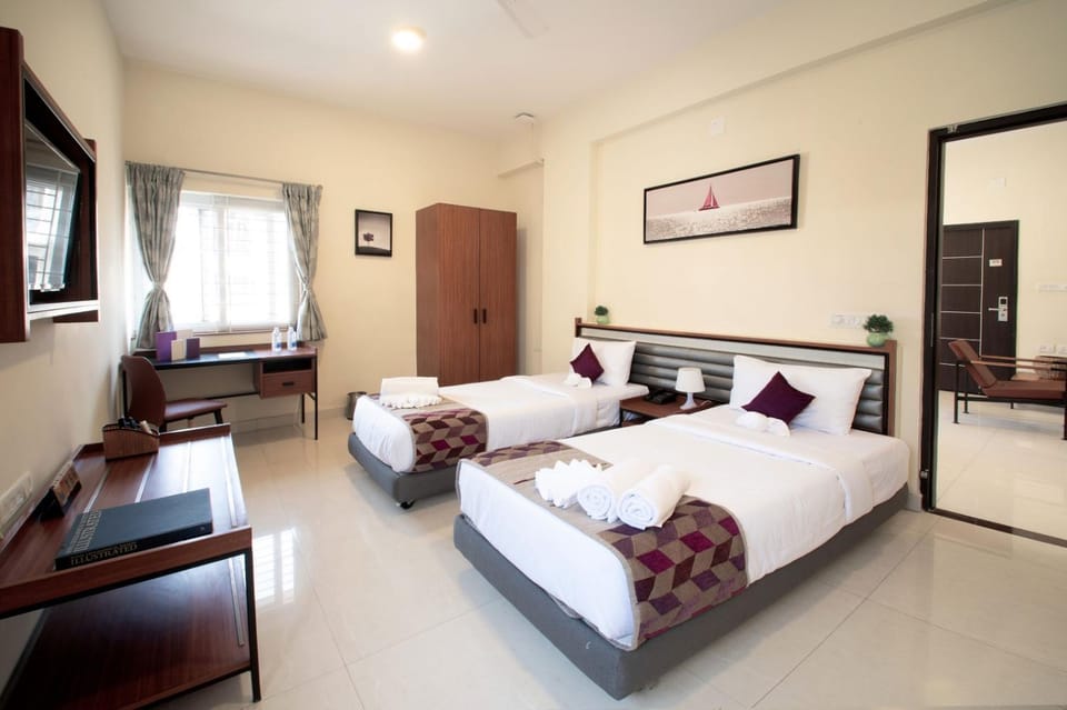 Bed, TV and multimedia, Photo of the whole room, Bedroom, towels