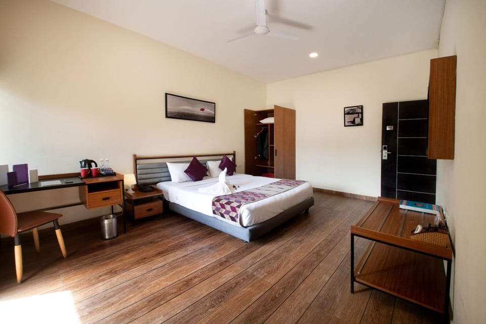 Bed, TV and multimedia, Bedroom