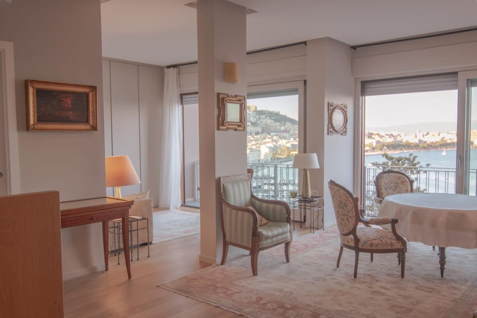 Natural landscape, TV and multimedia, View (from property/room), Balcony/Terrace, Living room, Seating area, Dining area, Lake view, Mountain view, River view, Sea view