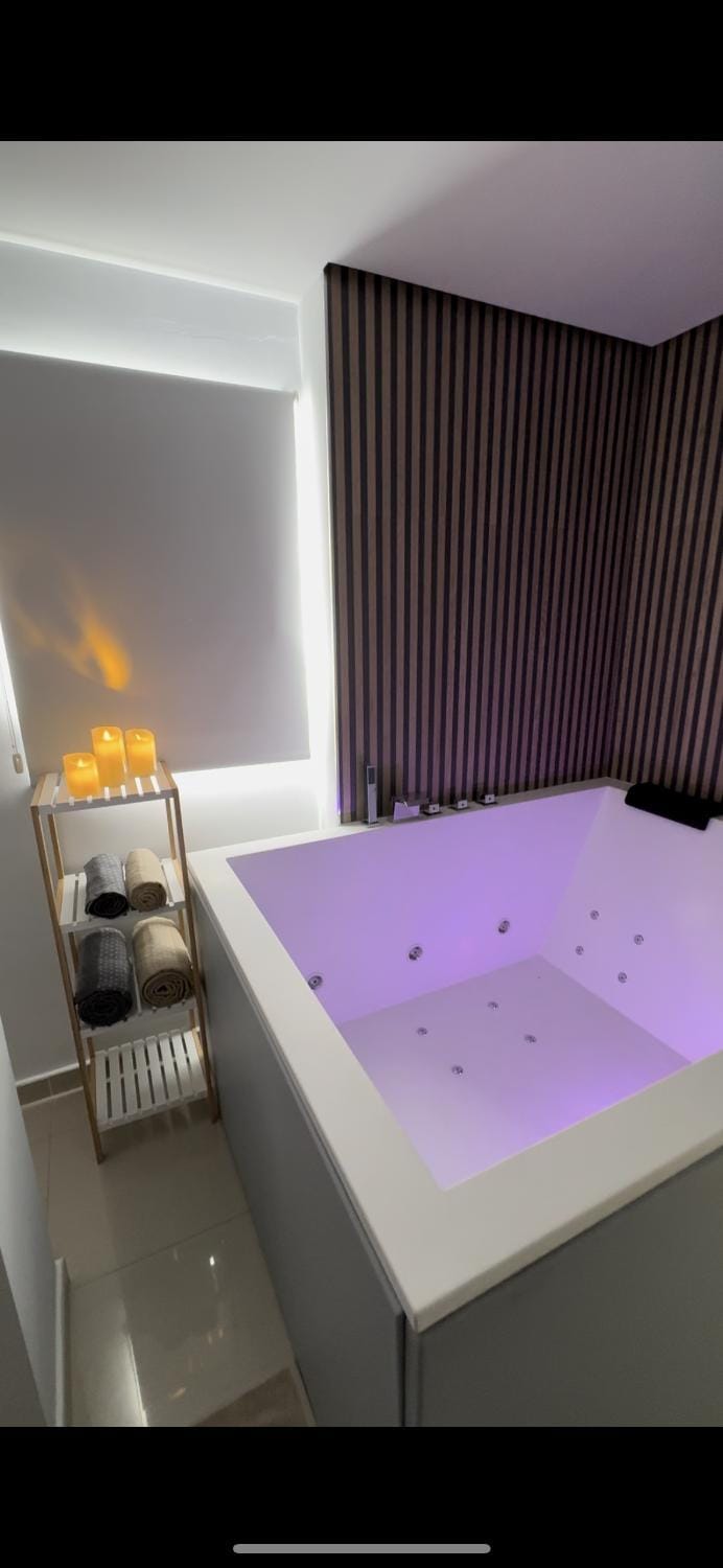Hot Tub, Photo of the whole room