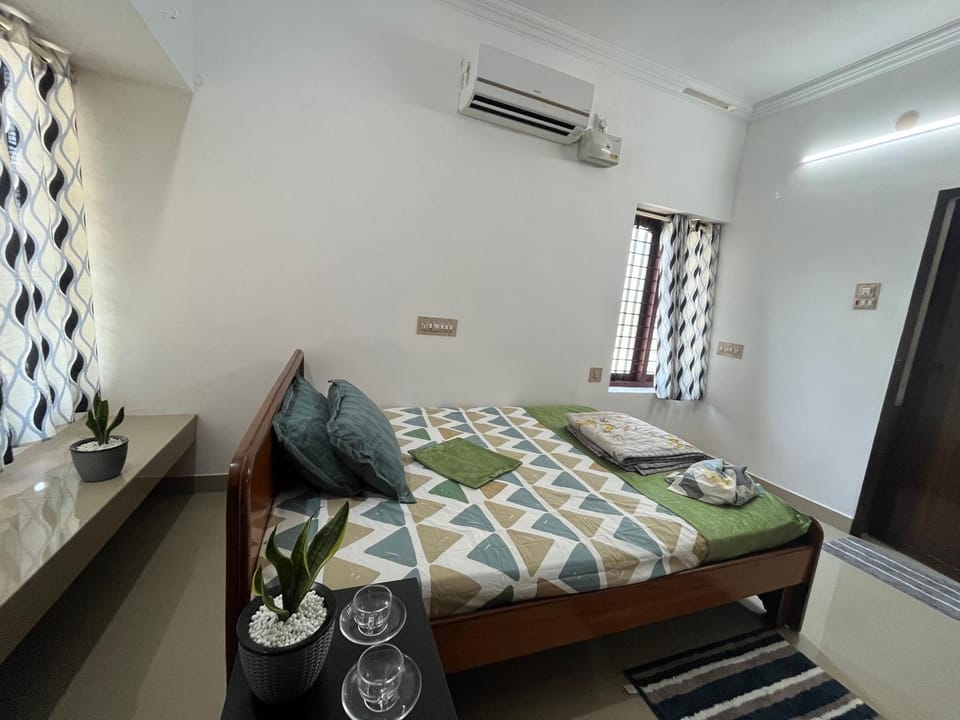 Photo of the whole room, Bedroom