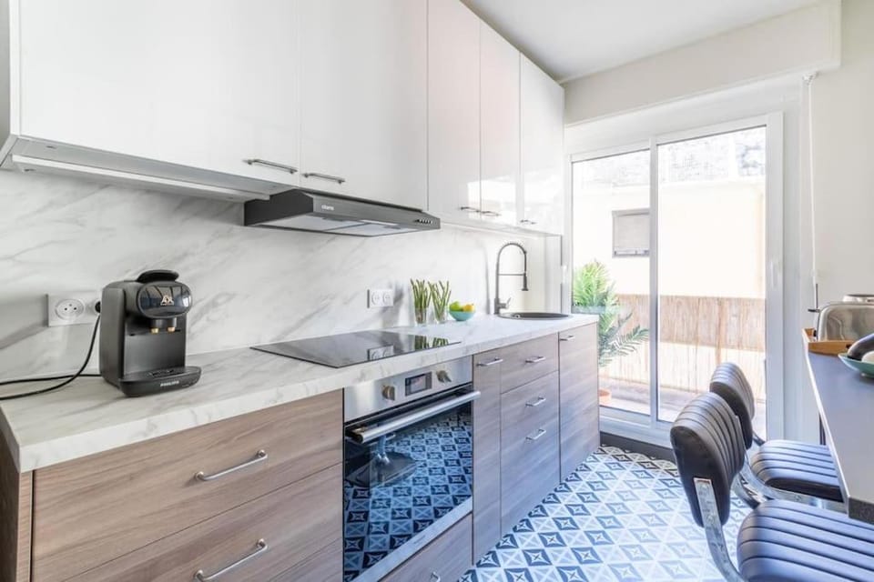 Coffee/tea facilities, Kitchen or kitchenette, Dining area, minibar, stove, toaster