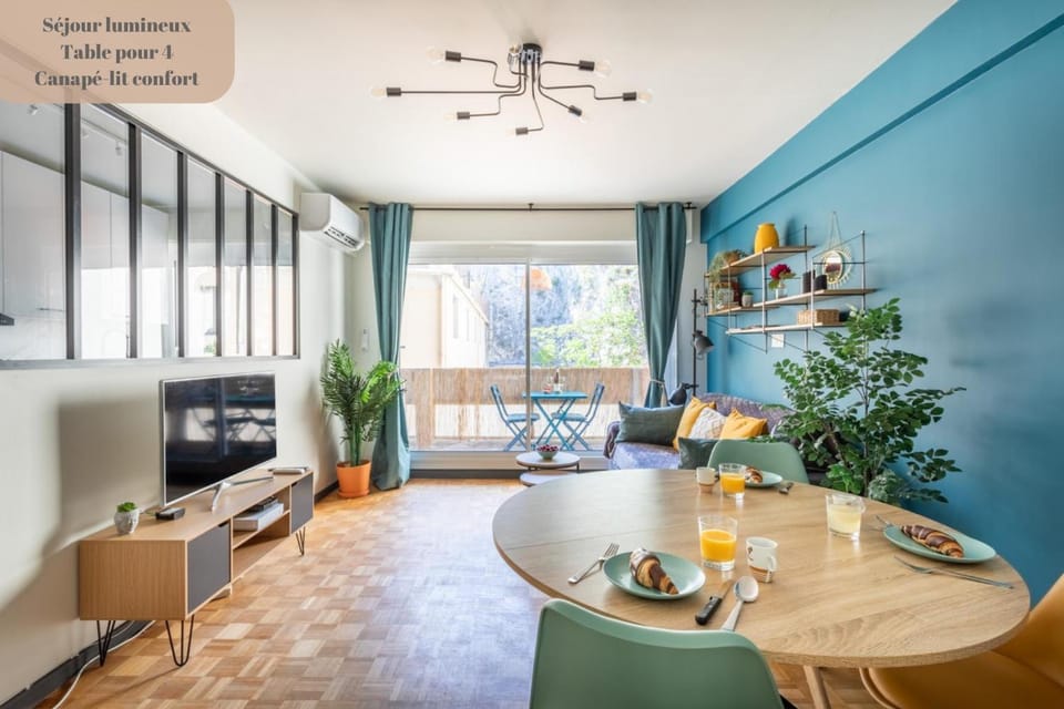 Patio, Day, Activities, TV and multimedia, Balcony/Terrace, Living room, Seating area, Dining area, internet, air conditioner