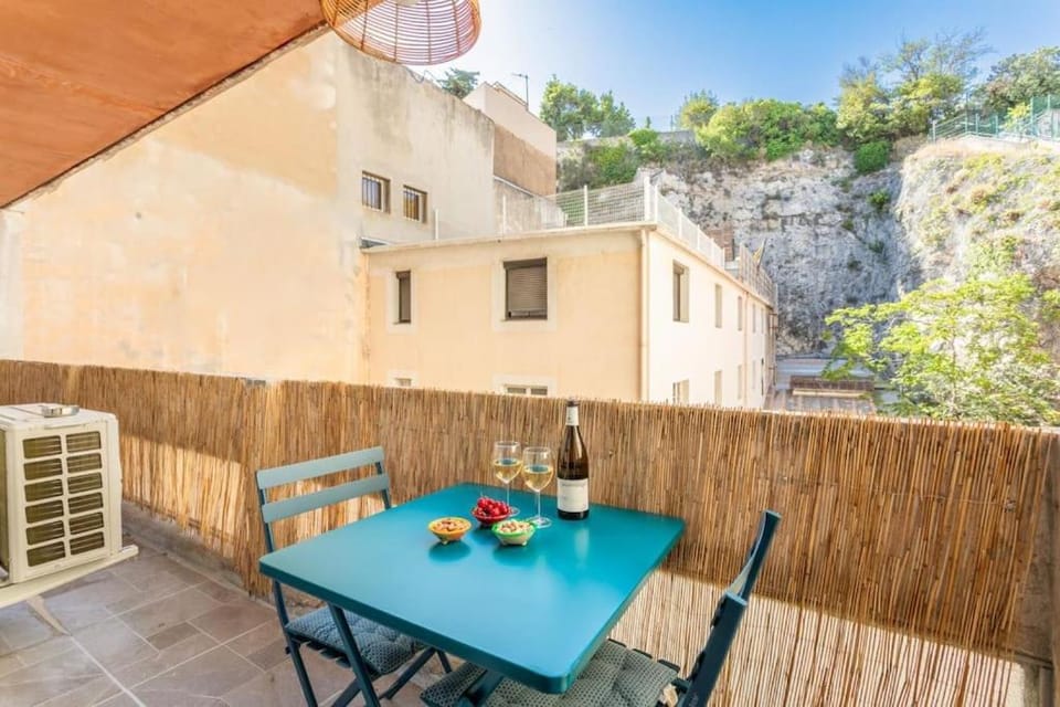 Property building, Patio, Day, Natural landscape, View (from property/room), Balcony/Terrace, Balcony/Terrace, Seating area, Dining area, Garden view, Quiet street view, internet