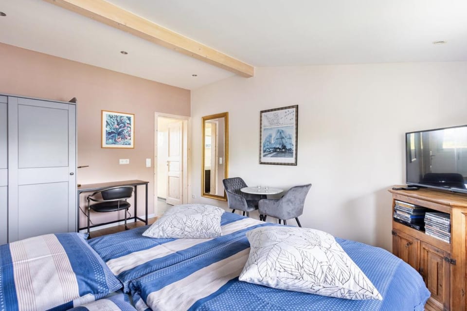 TV and multimedia, Seating area, Bedroom